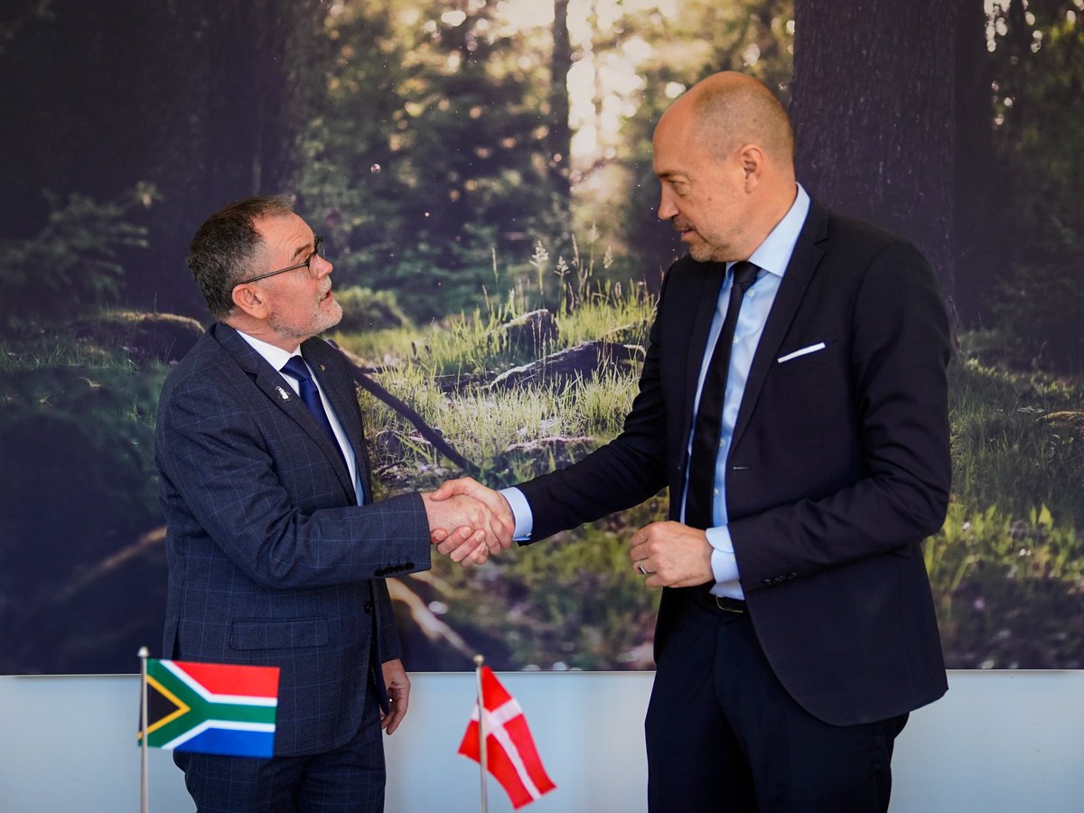 I had the pleasure of hosting my colleague from South Africa @Dr_Dion_George today. Denmark and South Africa share a commitment to the green transition, and as president of G20 South Africa plays an important role in putting the environment on the global agenda.