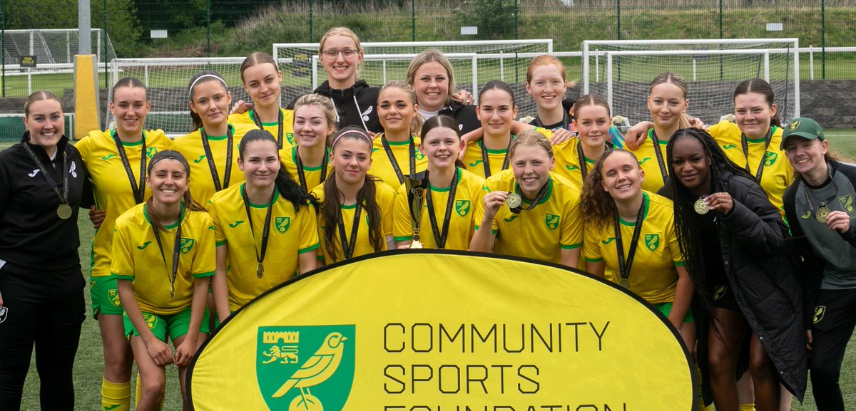 NorwichCityCSF's tweet image. 𝘾𝙝𝙖𝙢𝙥𝙞𝙤𝙣𝙚, 𝘾𝙝𝙖𝙢𝙥𝙞𝙤𝙣𝙚, 𝙊𝙡𝙚, 𝙊𝙡𝙚, 𝙊𝙡𝙚... 🎶

A huge congratulations to our 24/25 FE Girls cohort, who on Wednesday rounded off their league campaign with a 3-0 over QPR at @TheNestCSF  

Post match, the team lifted the league trophy, becoming the first…