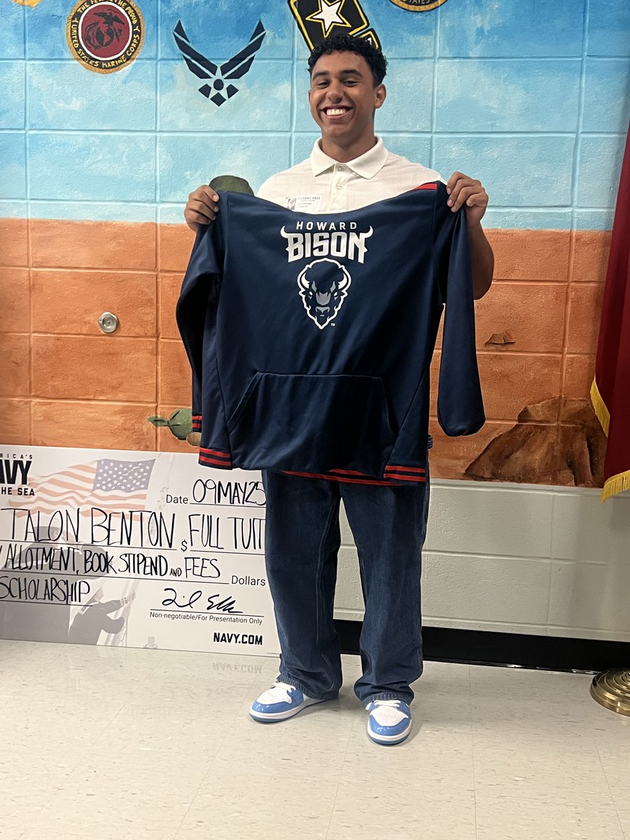 HumbleISD_KPHS's tweet photo. HUGE congrats to Talon Benton for earning the NROTC Scholarship! 💥🇺🇸 Full tuition, books, and fees—PAID IN FULL—at HOWARD UNIVERSITY! 🎓🔥 Talon and the U.S. Navy also honored Ms. Johnson, Ms. Caldwell &amp; Coach Maple with Impact Awards! 💯👏 Let’s hear it for this future leader! https://t.co/InmtpVZP6b