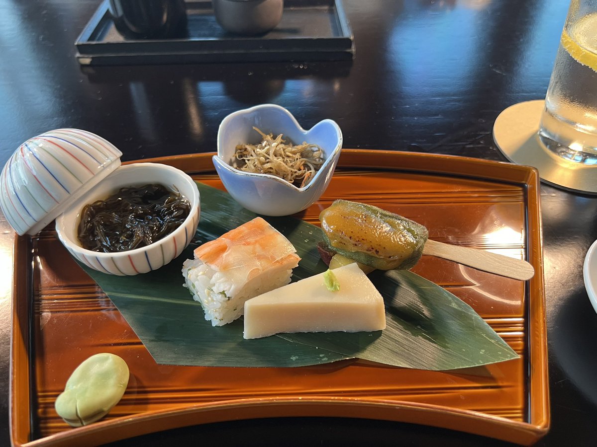 今日はこちら。
そら豆、とうもろこし寄せ、お芋、麩の田楽蟹寿司、きんぴら、もずく酢@ドバイラッフルズホテル