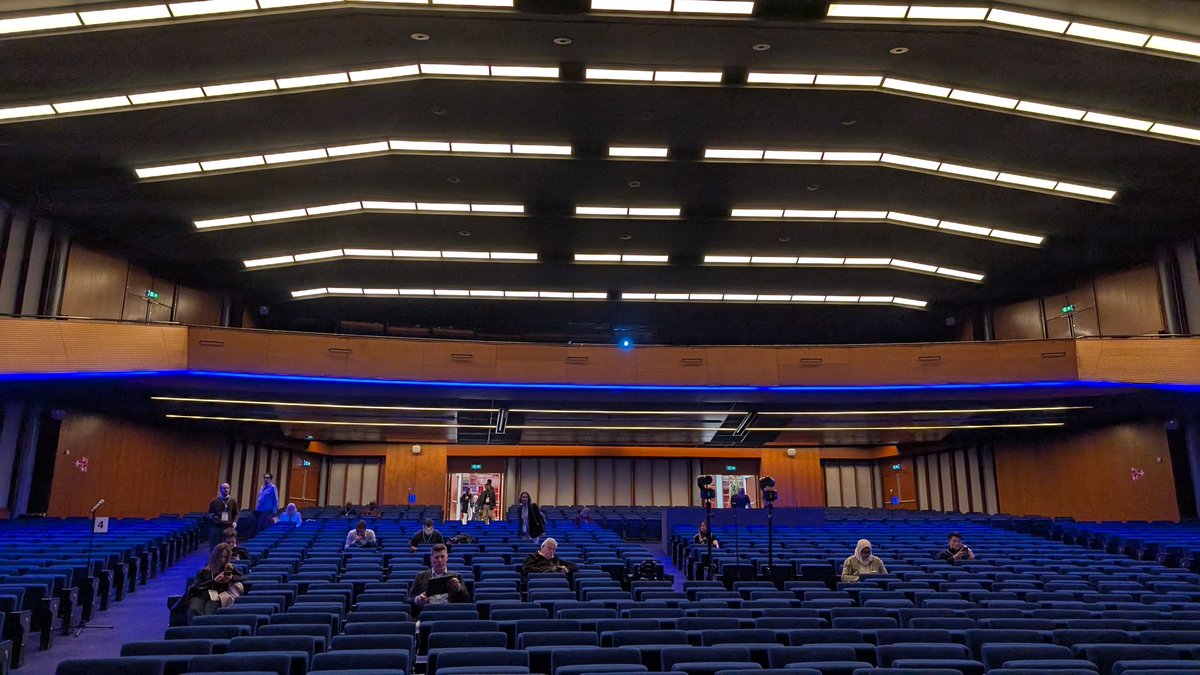 A_DAlessioMD's tweet image. The calm before the storm... 🎙️
What a pleasure to share the stage with a stellar panel to talk about the challenges of ICI in HCC patients with impaired liver function at #easl25 @EASLedu @EASLnews