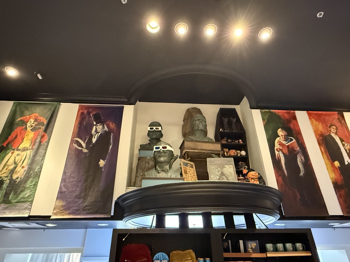 A WHOLE DAY OF UNIVERSAL UPDATES! Wahooo!
We went to check out the new Universal Studios CityWalk store expansion, the new Secret Life of Pets photo op, and the new UOAP/TM Exclusive tribute to Tribute Stores w 60% of everything, HHN props &amp; more 
New vlog is up now, enjoy!