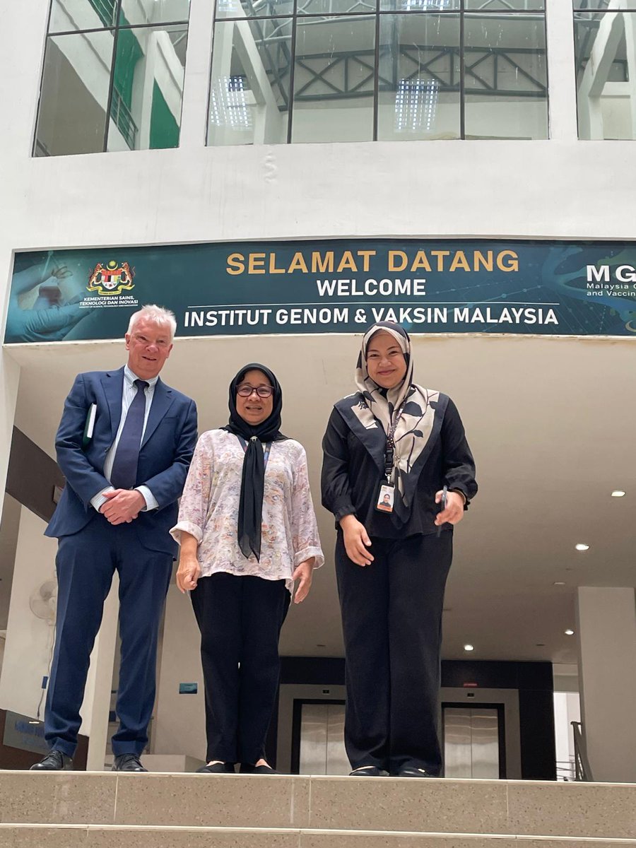 ICGEB's tweet image. Dr. Lawrence Banks, ICGEB Director-General, was with Prof. Khatijah Yusoff, member of the ICGEB Council of Scientific Advisers, to visit the Genome and Vaccine Institute of Malaysia earlier this week @genomemalaysia 
#sciencefordevelopment