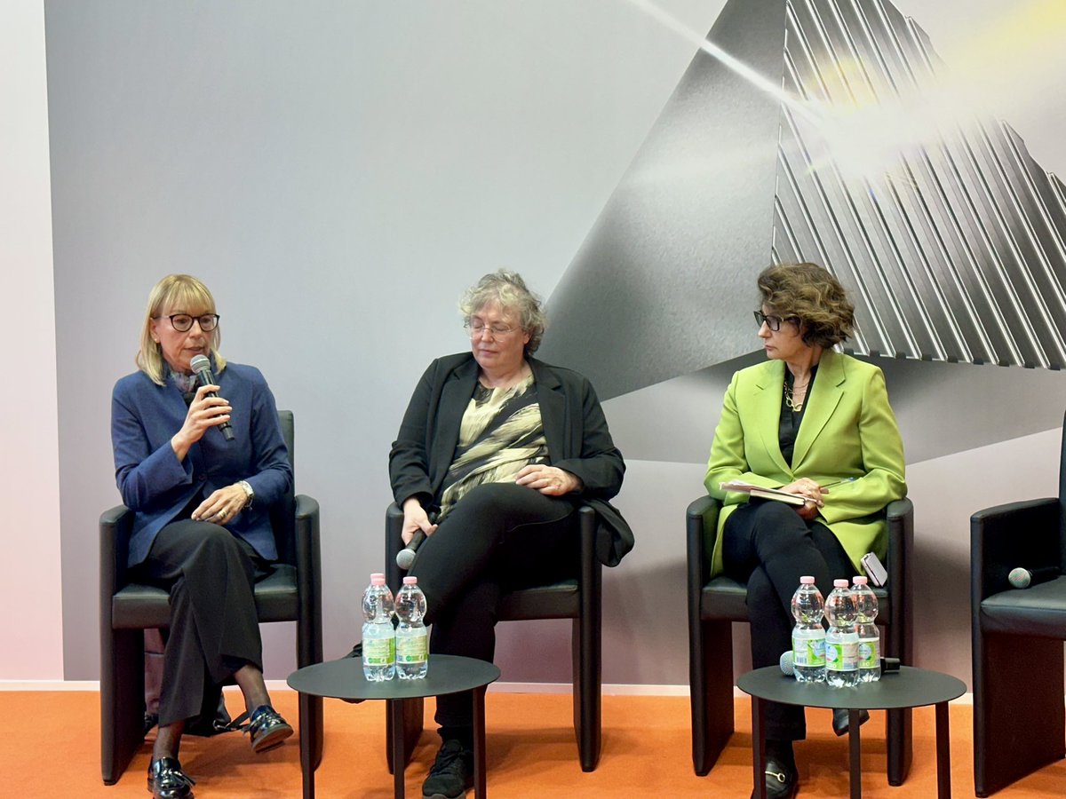 Lamiera2025's tweet photo. 🙋🏻♀️ La Vicepresidente #UCIMU e presidente EFIM interviene al convegno di #Anipla “Oltre i confini / sostenibilità e inclusione” nel #panel “la diversità non è un confine ma un orizzonte “ come dimostra anche l’esperienza dell’associazione che con Ucimu Academy https://t.co/X2HNpQX36n