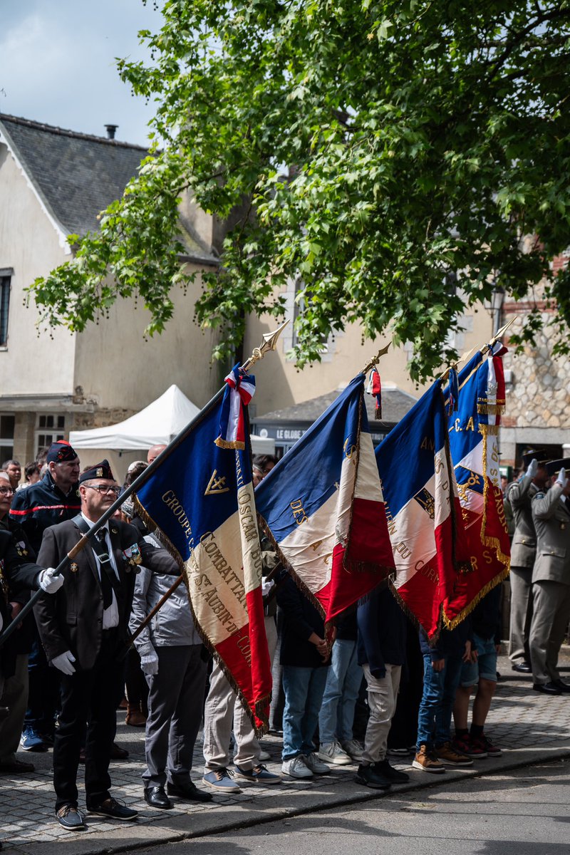 🇫🇷80 ans après la victoire du 8 mai 1945, nous honorons celles et ceux qui ont œuvré pour notre liberté. 

Présent aux cérémonies de six communes, le 11e de Marine marque ainsi son attachement à la mémoire de ces héros tombés pour la France.

#VotreHistoireNotreHistoire