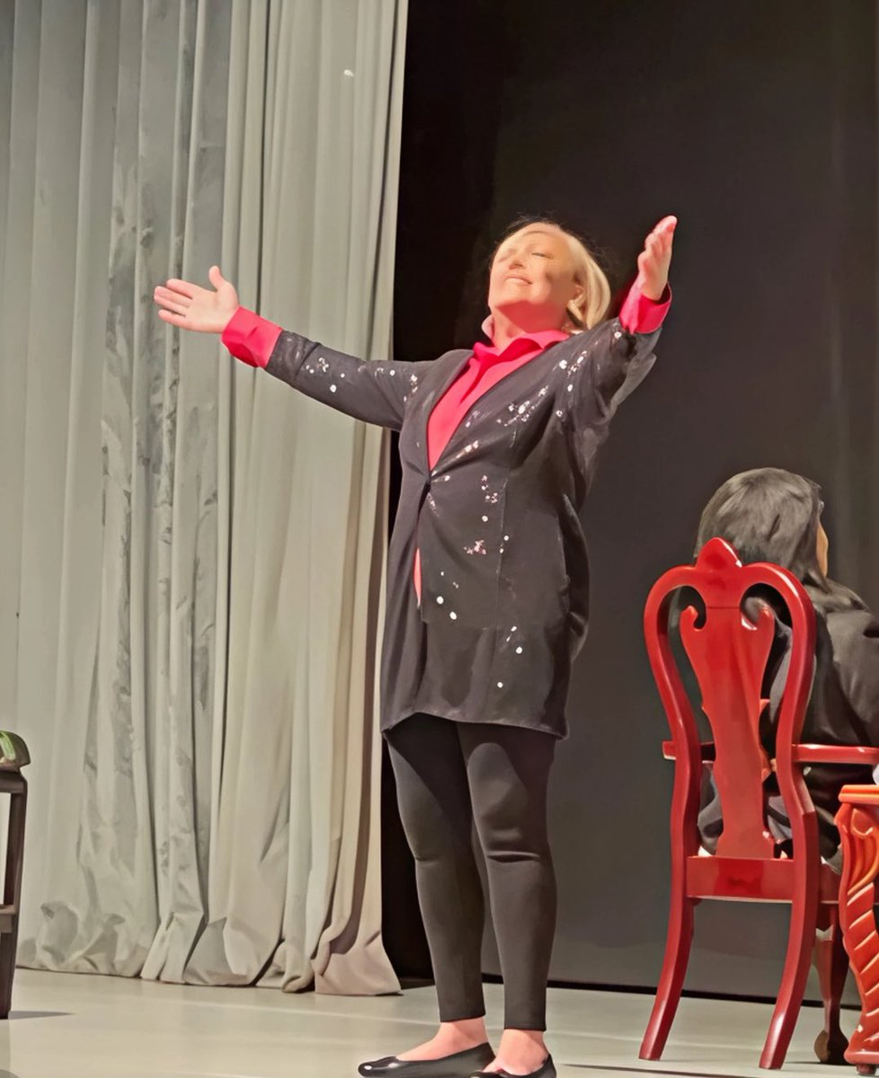 DIANA 🌻 (@dianadalv) on Twitter photo El público Nayarita ovacionó a <a href="/sylviapasquel/">Sylvia Pasquel</a> en su regreso con el monólogo #NoSeréFelizPeroTengoMarido 🎭 El público Nayarita ovacionó a <a href="/sylviapasquel/">Sylvia Pasquel</a> en su regreso con el monólogo #NoSeréFelizPeroTengoMarido 🎭