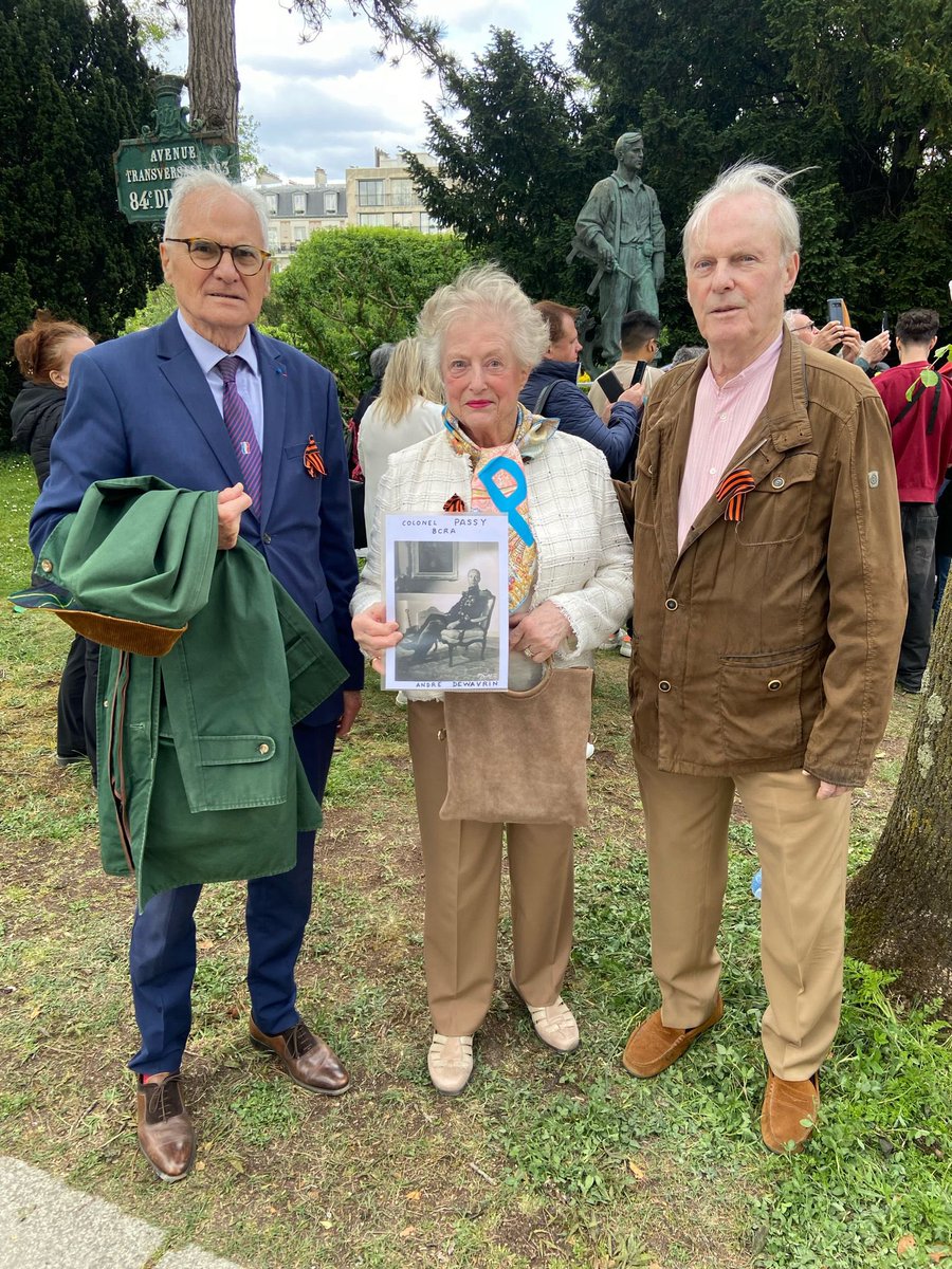 HogardJacques's tweet photo. 8 et 9 mai : Fête de la Victoire sur l’Allemagne nazie.
Au P. Lachaise, le colonel #Corvez membre de l’Institut Charles de Gaulle entouré de Danielle Dewavrin (fille du Colonel #Passy) et de son mari prend la parole pour célébrer la #Résistance et l’action déterminante de l’URSS. https://t.co/BsN3l3EZwb