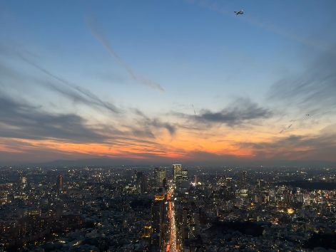 夕方の都会のスカイラインは、息をのむほどの美しさです!オレンジ色の夕陽が一面に降り注ぎ、一日の物語を語るように街の明かりが次々と灯っていきます。