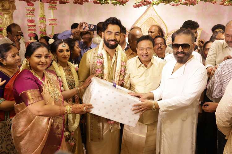 123telugu's tweet photo. Photos : Celebs attend #IshariGanesh's daughter #Preethaa's wedding in Chennai
https://t.co/31sL7xej1s
#123telugu https://t.co/T2yyaAWHpp