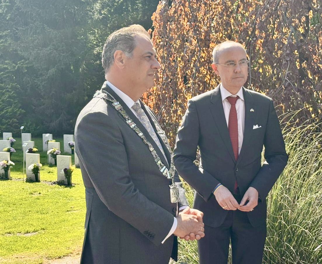 Karel Burger Dirven (@kburgerdirven) on Twitter photo Op 8 mei eerde de ambassade <a href="/UKRinNLD/">UKR Embassy in NLD</a> 100 🇺🇦 op <a href="/SovjetEreveld/">Stichting Sovjet Ereveld</a> @gem_Leusden die nooit meer thuiskwamen na WO2 (1939-1945). Herdenken betekent verantwoordelijkheid nemen. Het verleden ligt niet achter ons, het herhaalt zich voor onze ogen. #NeverAgainIsNow
@GerolfJB <a href="/RemcoReiding/">Remco Reiding</a> Op 8 mei eerde de ambassade <a href="/UKRinNLD/">UKR Embassy in NLD</a> 100 🇺🇦 op <a href="/SovjetEreveld/">Stichting Sovjet Ereveld</a> @gem_Leusden die nooit meer thuiskwamen na WO2 (1939-1945). Herdenken betekent verantwoordelijkheid nemen. Het verleden ligt niet achter ons, het herhaalt zich voor onze ogen. #NeverAgainIsNow
@GerolfJB <a href="/RemcoReiding/">Remco Reiding</a>