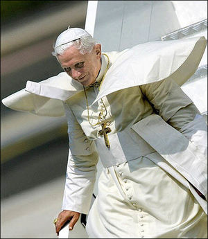 コンクラーベ、そしてそれによる新ローマ教皇レオ14世の誕生が話題ですが、かつてそのご尊顔が怖すぎて

「魔王」
「シスの暗黒卿」
「暗黒面に堕ちたローマ教皇」

と呼ばれ、親しまれるのと同時にその強面が恐れられた先々代のローマ教皇・ベネディクト16世聖下の勇姿をご覧下さい。