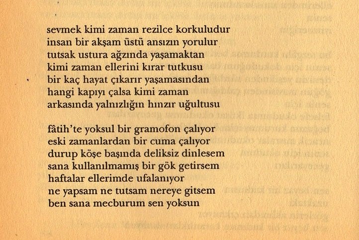 fâtih'te yoksul bir gramofon çalıyor 
eski zamanlardan bir cuma çalıyor 
durup köşe başında deliksiz dinlesem 
sana kullanılmamış bir gök getirsem 
haftalar ellerimde ufalanıyor 

attilâ ilhan