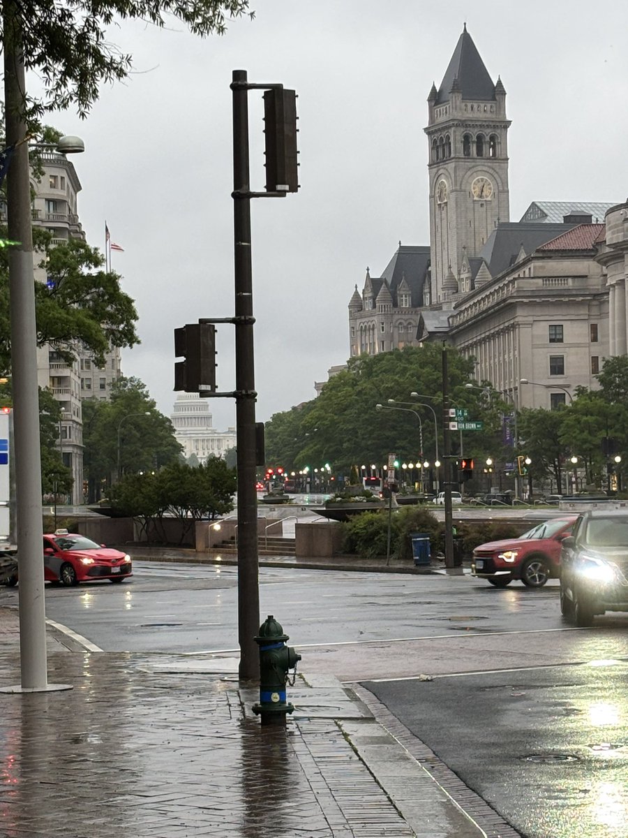 아침 일찍 일어나서 밖에 나가 보니 Washington, D.C. 날씨는 비가 오네요.