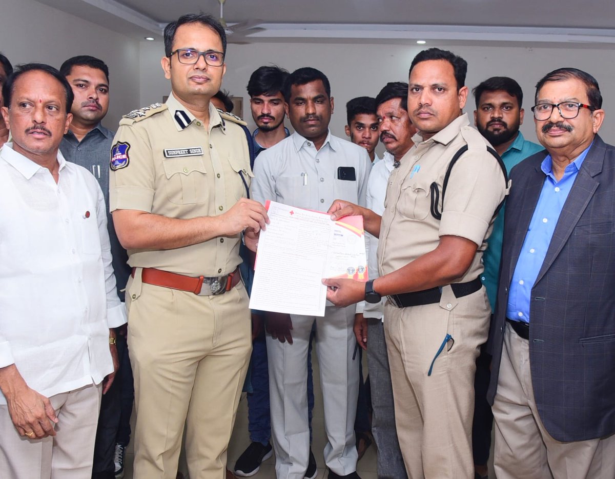 అత్యధిక సార్లు రక్తదానం చేసిన కానిస్టేబుళ్ళను అభినందించిన సీపీ
వరంగల్ పోలీస్ కమిషనరేట్ AR విభాగంలో కానిస్టేబుల్ గా విధులు నిర్వహిస్తున్న కానిస్టేబుల్ కన్నె రాజు అలియాస్ స్విమ్మర్ రాజు, కెయుసి కానిస్టేబుల్ రవీందర్ ను వరంగల్ పోలీస్ కమిషనర్ సన్ ప్రీత్ సింగ్, IPS గారు అభినందించారు.
