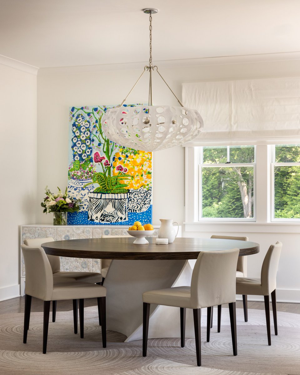 Sculptural lighting, tailored seating, and a bold splash of color—we love how Long Island's Annette Jaffe created a sophisticated dining space where quiet elegance meets curated drama.  ✨

bit.ly/3SqT938