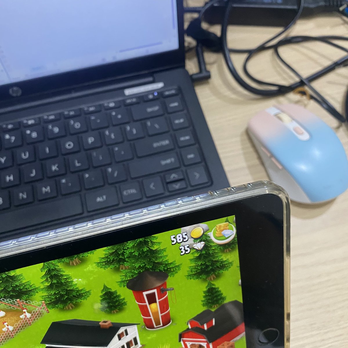 Wetleands's tweet image. not me bring my ipad ke kantor biar bisa main hayday #salamgamers #progamers #infokanmabar