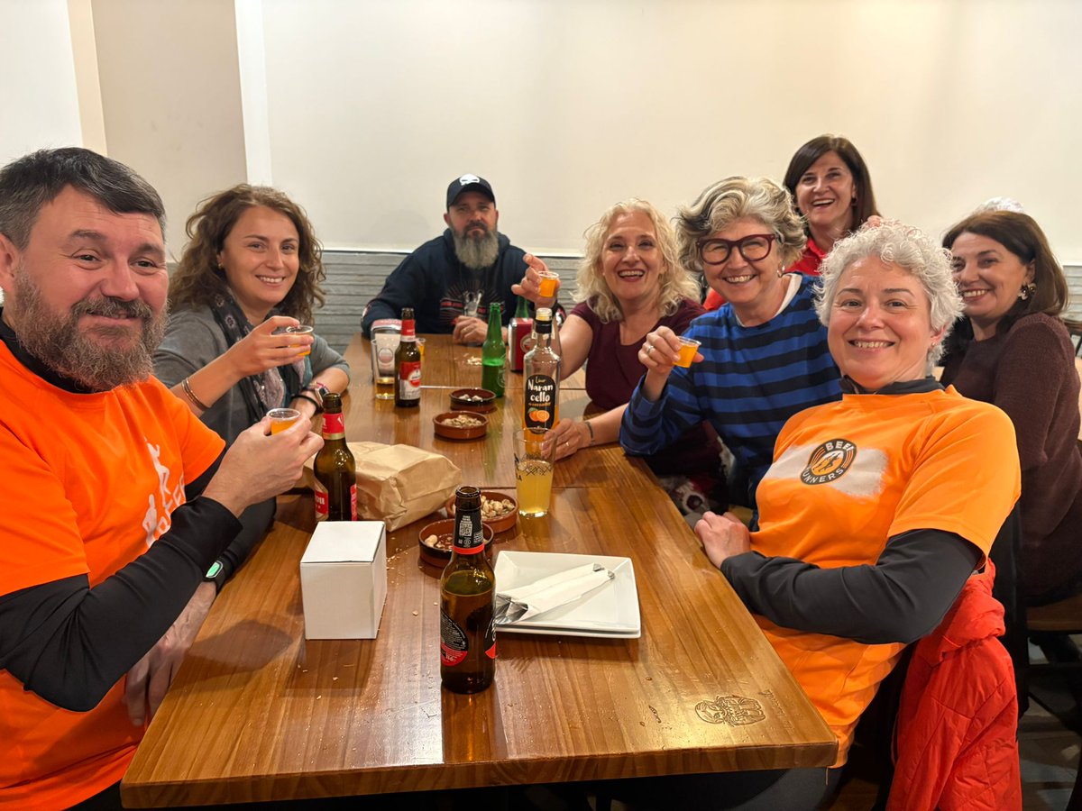 BeerRunnersVLC's tweet photo. Ayer a correr, sólo, fuimos el cocapi y una servidora, el resto acudieron todos al bar. Después del chaparrón,hubo espantada conjunta!🤦🏻♀️
Eso sí, la celebración de los cumpleaños fue, por todo lo alto!!😅🤣🤣 #BeerRunnersVLC #muchomasquecorrer #socialrunning #mareanaranaja #run. https://t.co/D5J8O2KvXY