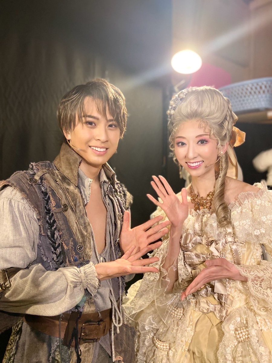 okamiya_kurumu's tweet photo. ミュージカル『1789 -バスティーユの恋人たち- 』大阪公演
ご来場誠にありがとうございました！

無事に幕を下ろせてホッとしました！
あと5回。ロナンの人生を全うできるよう楽しんで頑張ります！🔥🇫🇷
かちゃさんと。いつも気さくに話しかけてくださって本当に嬉しい☺️

#くるロナン
#1789_toho https://t.co/ziS4wW6UE7