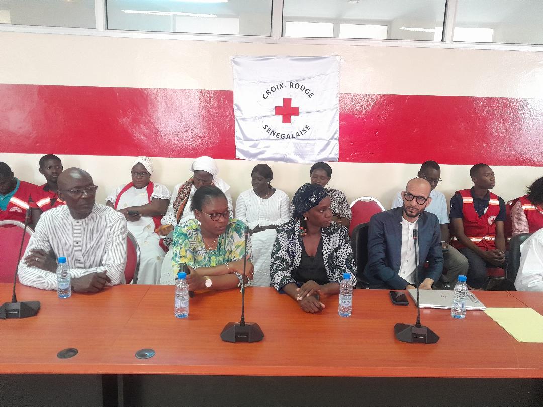 Croix-Rouge sénégalaise (@csenegalaise) on Twitter photo La <a href="/CSenegalaise/">Croix-Rouge sénégalaise</a> continue de vulgariser la Loi n° 2005-19 du 5 Août 2005 relative à l’utilisation et à la protection de l’emblème de la Croix-Rouge et du Croissant-Rouge adoptée il y a 20 ans par l’Assemblée nationale en plaidant pour zéro cas d’abus de l'emblème au #Sénégal. La <a href="/CSenegalaise/">Croix-Rouge sénégalaise</a> continue de vulgariser la Loi n° 2005-19 du 5 Août 2005 relative à l’utilisation et à la protection de l’emblème de la Croix-Rouge et du Croissant-Rouge adoptée il y a 20 ans par l’Assemblée nationale en plaidant pour zéro cas d’abus de l'emblème au #Sénégal.