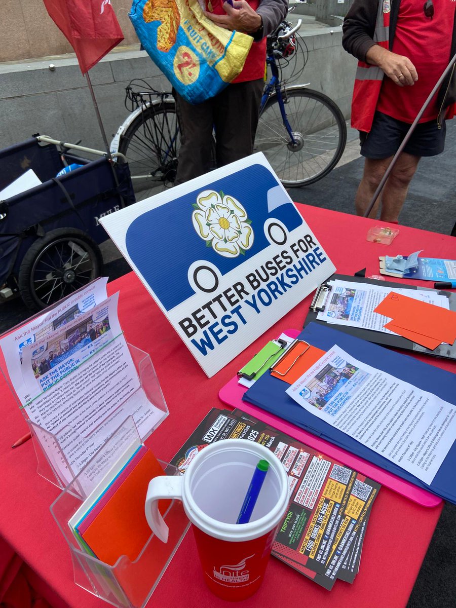 🚌 We visited a Better Buses For West Yorkshire event yesterday, campaigning for greater public engagement in the bus franchising process.
 
👉 Our report 'Imagine an Excellent Bus Service for Leeds' identifies what makes a good bus service to us:  zurl.co/9R8DG