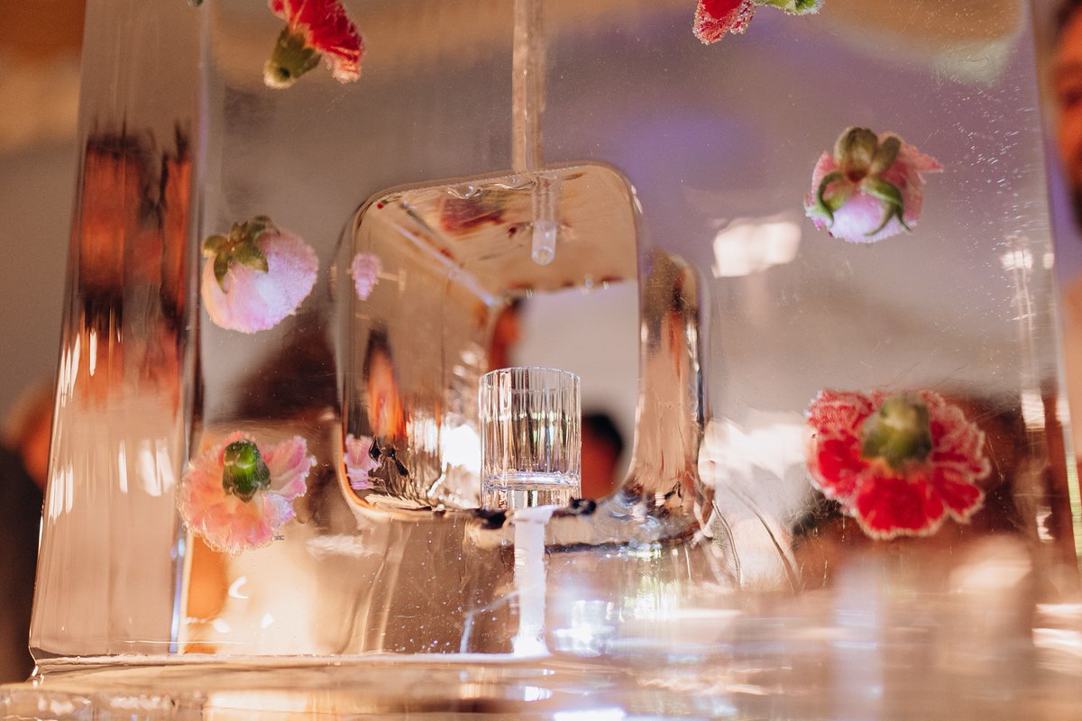 Our marriage advice: love, honour, and a drink filter that stuns🌸
Frozen flowers + your engraving = the ultimate wedding day wow! 💍 

📸: @dorianedescamps  
🧊: Drink filter with flowers frozen &amp; engraving