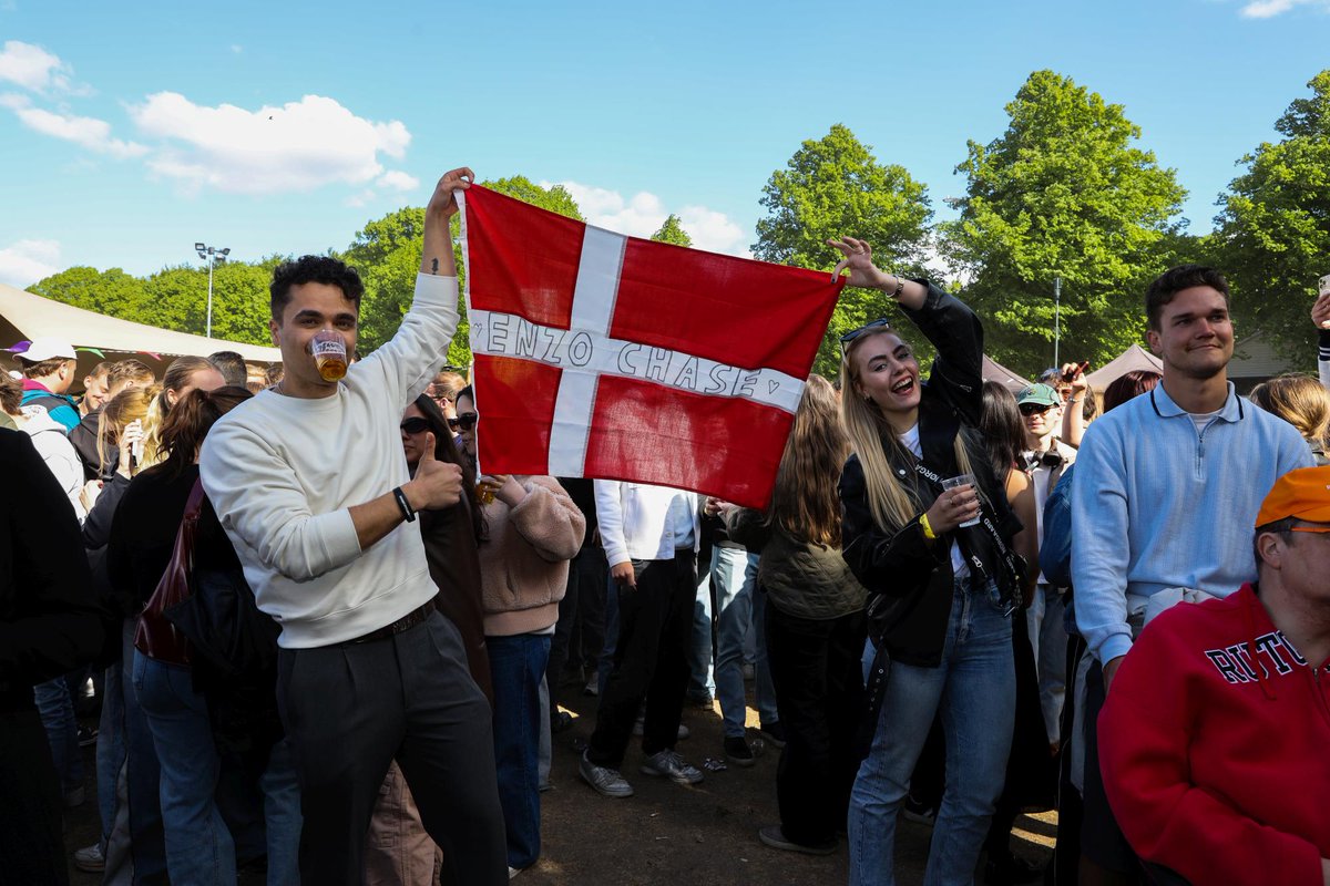 Wat hebben we op 5 mei genoten van alle glimlachende, dansende, meezingende, vrijheid vierende mensen! Richard Kanters (bekend van stappenindenhaag.nl) heeft op ons verzoek vooral publiek gefotografeerd. Hieronder een kleine selectie. Er staat meer op facebook.com/bevrijdingsfes…