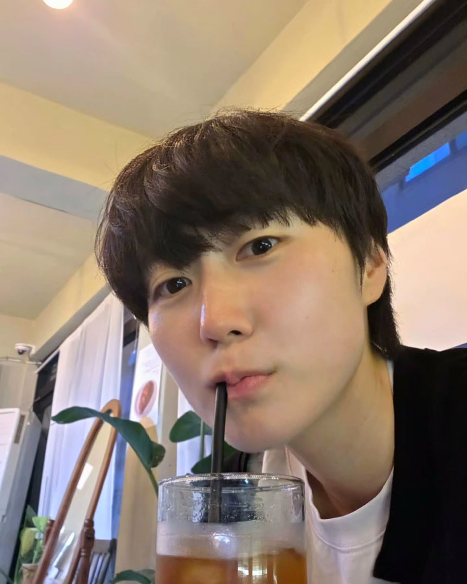 _19930930's tweet photo. 혼자 시간 때우러 카페 가서 셀카 여러장 찍은 거 귀여운것같음 한꺼번에 안 올리고 조금씩 공개한 것도 좀 귀여운것같음 https://t.co/YrJSKQ86XQ