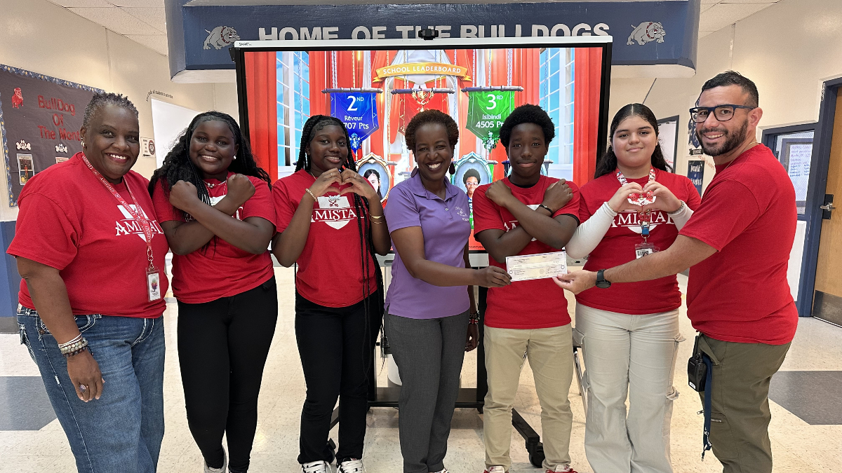 southtechprep's tweet image. #SouthTechPrep&apos;s House Amistad presented Ruth Mageria, Executive Director of Cros Ministries in Lake Worth, with a check for $500.00 as part of our #communityservice initiatives. #CrosMinistries provides food for the hungry in our community. @Crosministries #southtechgold🥇