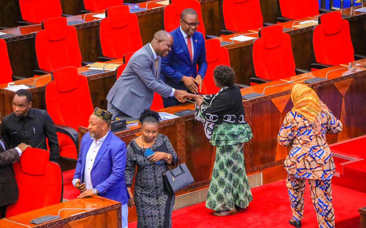 Waziri wa Maji Mhe. Jumaa Aweso (Mb)  pamoja na Naibu Waziri wa Maji Mhe. Mhandisi Kundo Mathew (Mb) wakipongezwa na Wabunge mara baada ya Bunge kupitisha Makadirio ya Mapato na Matumizi ya Wizara ya Maji kwa Mwaka 2025/2026 Bungeni jijini Dodoma