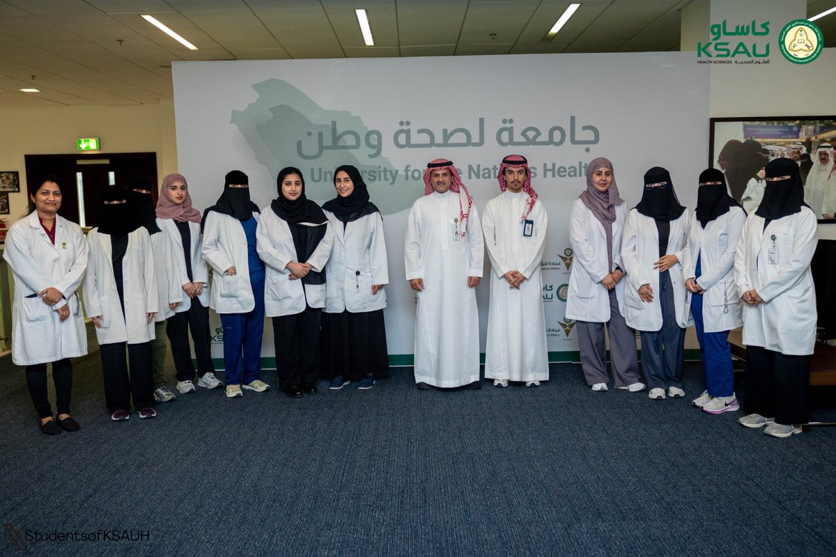 كرم سعادة عميد شؤون الطلاب الاستاذ الدكتور بدر بن علي المقبل المشاركين في نادي البحث العلمي والابتكار في نشاط “كيف تبدأ رحلتك البحثية”، تقديرًا لجهودهم والتزامهم في تطوير مهاراتهم البحثية، وإسهامهم في إنجاح البرنامج.