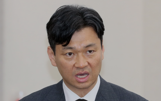 박현수
경찰국장 내란전범.
내란일 당시 국회 경찰통제, 단전 단수 조치를
자행한 증거가 청문회에서 증명되었고
지금 대선후보 경호에 대해 한덕수 개자식의
집까지 24시간 경호하면서 이재명은
주간만 경호하는 패악질을 저지르고 있다.
김성한과 동일한 내란전범이다.
특검으로 필벌해야한다.