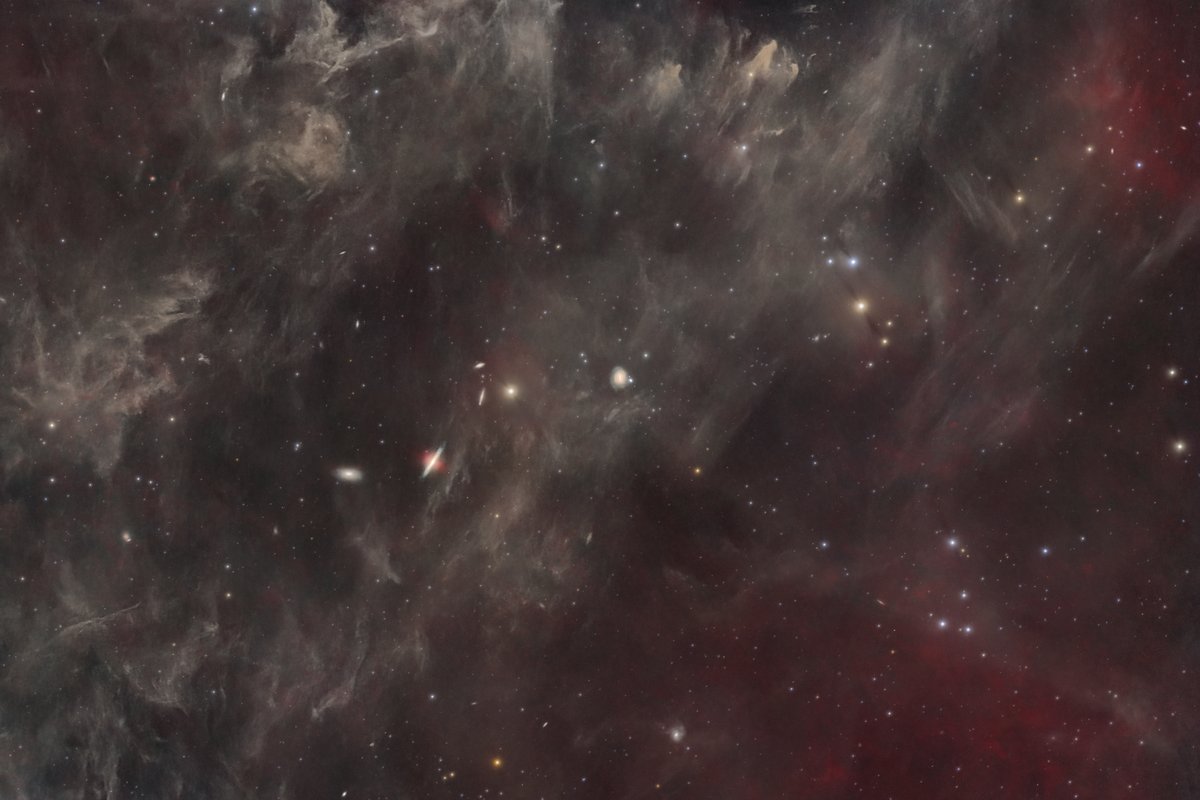 Vulcain, dieu romain du feu, des volcans et de la forge : c'est le nom donné à cette nébuleuse dans la constellation de la grande Ourse non loin des célèbres galaxies M81 et M82.
Crédit : Team A.A.A  ✨