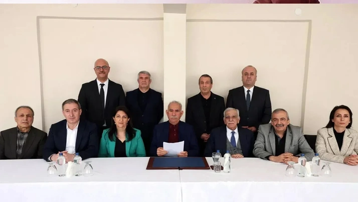 Terör örgütü PKK, Abdullah Öcalan'ın yaptığı "Barış ve Demokratik Toplum Çağrısı" üzerine 12. Kongresi'ni topladığını duyurdu.

Kongrede alınan kararların kısa sürede açıklaması bekleniyor.