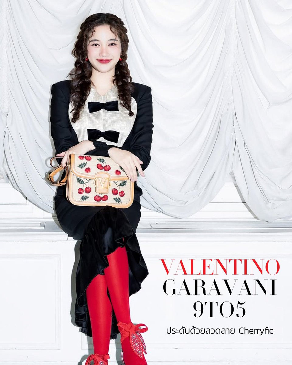 bazaarthailand's tweet photo. #EditorPicks สัปดาห์นี้ขอหยิบกระเป๋า Valentino Garavani รุ่น 9to5 มานำเสนอกับดีไซน์โค้งมนที่สะท้อนถึงความสง่างามเหนือกาลเวลา ผสานเข้ากับลวดลาย Cherryfic สุดพิเศษที่เป็นเอกลักษณ์ของเมซง ตกแต่งด้วยสัญลักษณ์ VLogo สีทองอันโดดเด่น 

#Valentino9to5
#srchafreen‌ 
#BAZAARThailand https://t.co/AkUgbymL39