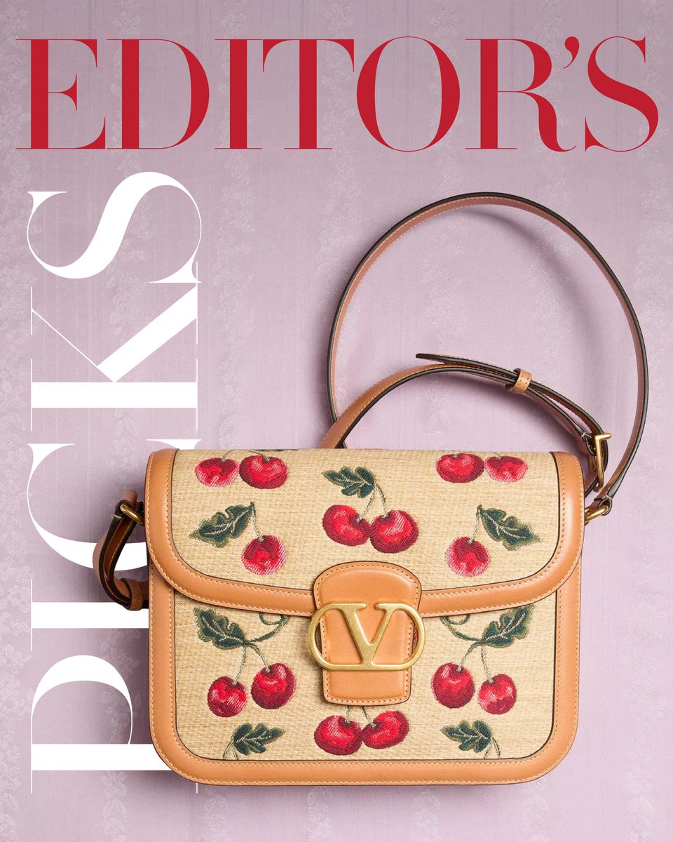 bazaarthailand's tweet photo. #EditorPicks สัปดาห์นี้ขอหยิบกระเป๋า Valentino Garavani รุ่น 9to5 มานำเสนอกับดีไซน์โค้งมนที่สะท้อนถึงความสง่างามเหนือกาลเวลา ผสานเข้ากับลวดลาย Cherryfic สุดพิเศษที่เป็นเอกลักษณ์ของเมซง ตกแต่งด้วยสัญลักษณ์ VLogo สีทองอันโดดเด่น 

#Valentino9to5
#srchafreen‌ 
#BAZAARThailand https://t.co/AkUgbymL39