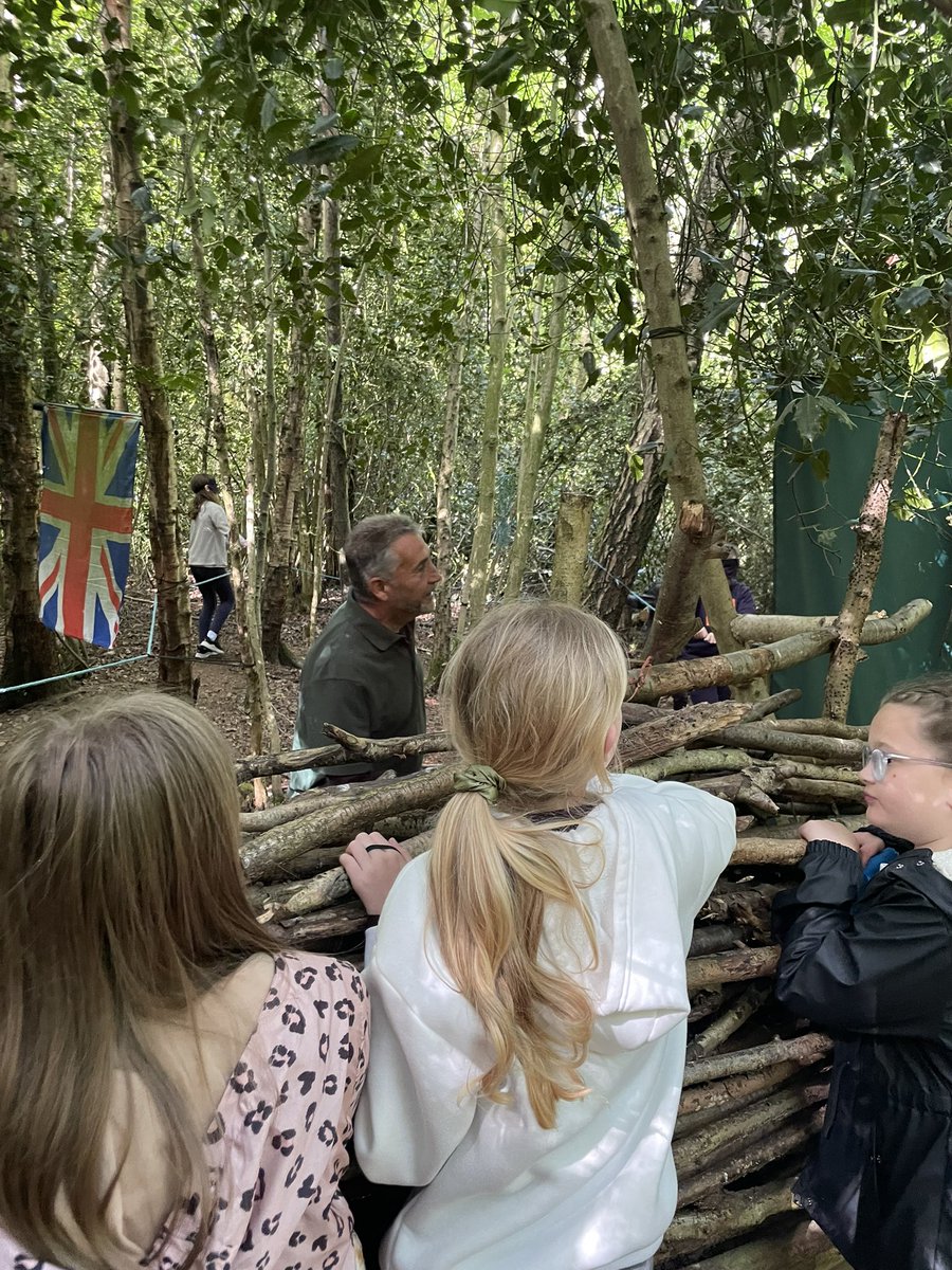 Sensory trails before the den building