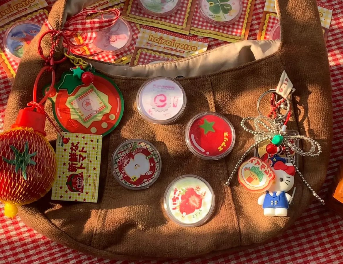 heisei retro pins button (ㅅ´ ˘ `) 🍅