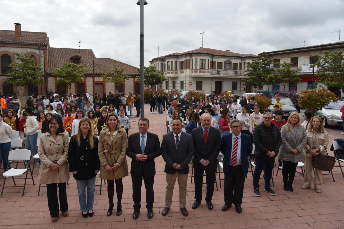 Junta de Castilla y León (@jcyl) on Twitter photo 🇪🇺<a href="/jcyl/">Junta de Castilla y León</a> promueve el sentimiento de pertenencia a la UE entre jóvenes del medio rural
En la celebración del Día de Europa en Pedrajas de San Esteban, #Valladolid, <a href="/luismiggago/">Luis Miguel González Gago</a> reconoce el valor de los recursos y programas europeos para los pueblos de #CyL
comunicacion.jcyl.es/web/jcyl/Comun… 🇪🇺<a href="/jcyl/">Junta de Castilla y León</a> promueve el sentimiento de pertenencia a la UE entre jóvenes del medio rural
En la celebración del Día de Europa en Pedrajas de San Esteban, #Valladolid, <a href="/luismiggago/">Luis Miguel González Gago</a> reconoce el valor de los recursos y programas europeos para los pueblos de #CyL
comunicacion.jcyl.es/web/jcyl/Comun…