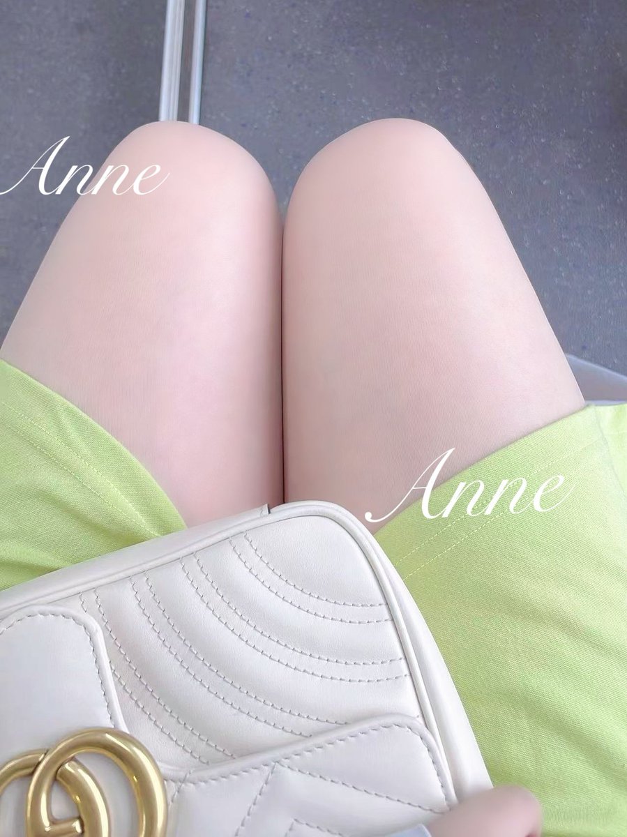 这穿的也不算暴露啊，地铁上斜对面的一位兄弟一路上一直偷瞄媳妇的大腿😅