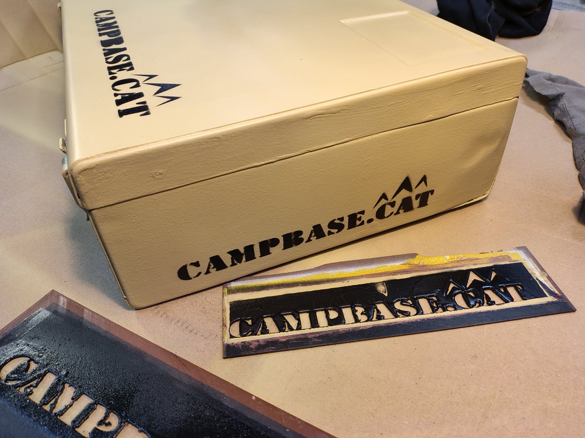 CampBASEcat's tweet image. 🏡Avui, un servidor @sebarroja, roman reclòs al @CampBASEcat enfaixat, fent bondat i enllestint els contenidors d'expedició.
Com que els volem valents, la prova es poder pujar-hi a sobre amb 100kg.
#Farmacioles
#FirstAidKits
#TroussesPremiersSecours