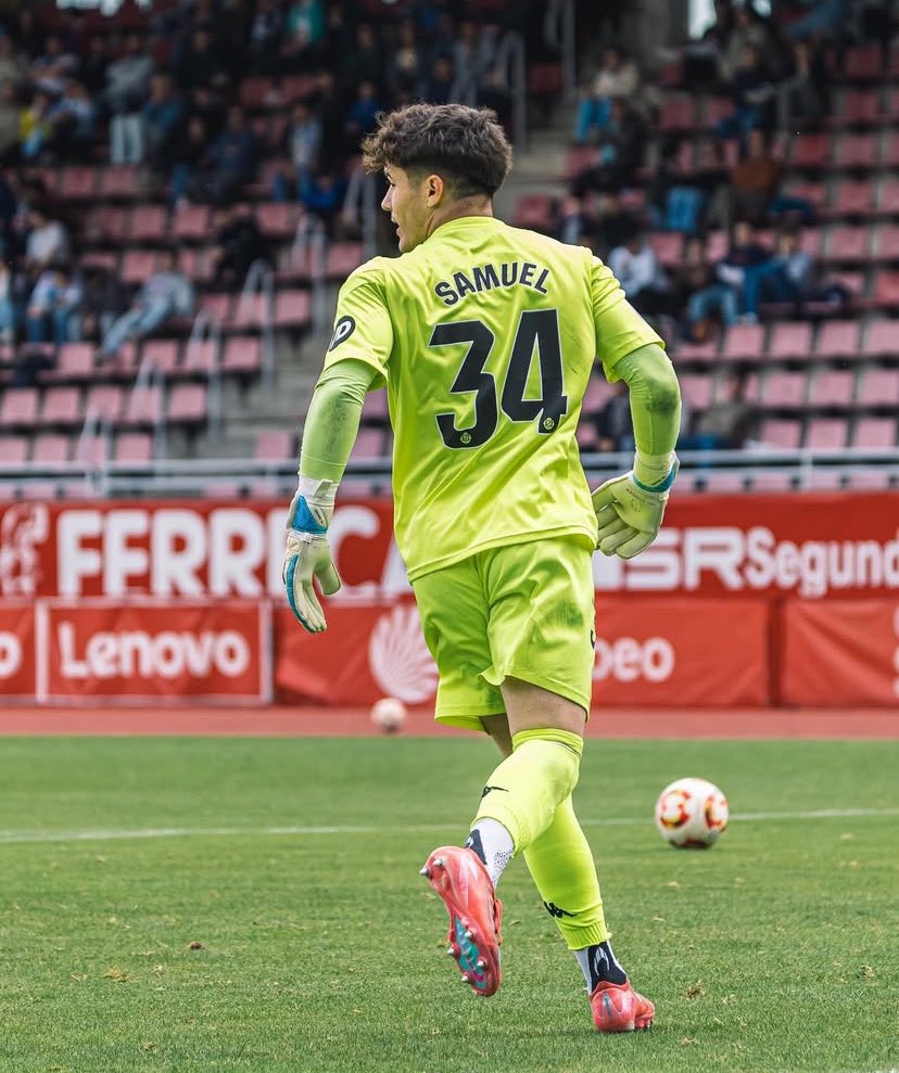 📅  𝗗𝗜́𝗔 𝗜𝗡𝗢𝗟𝗩𝗜𝗗𝗔𝗕𝗟𝗘, 𝗦𝗔𝗠𝗨

👉🏼 El guardameta aún en edad juvenil, debutó como 𝐭𝐢𝐭𝐮𝐥𝐚𝐫 con <a href="/realvalladolid/">Real Valladolid C.F.</a> 𝐩𝐫𝐨𝐦𝐞𝐬𝐚𝐬

🫵🏻 Realizó varias intervenciones destacadas y detuvo una pena maxima en el empate / <a href="/SD_Compostela/">S.D. Compostela</a>

🫡 𝐄𝐍𝐇𝐎𝐑𝐀𝐁𝐔𝐄𝐍𝐀