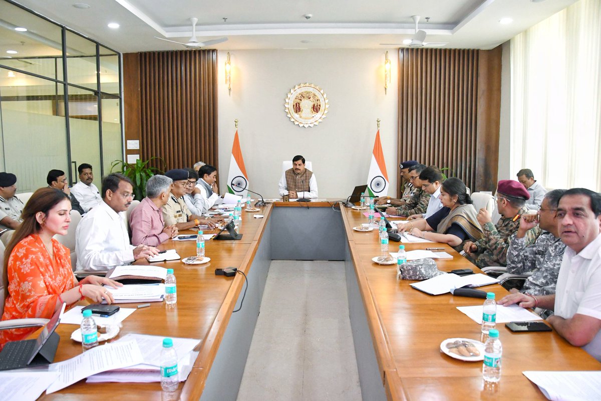 आज भोपाल में मुख्यमंत्री निवास स्थित समत्व भवन में प्रदेश की सुरक्षा व्यवस्था के सम्बन्ध में वरिष्ठ अधिकारियों के साथ उच्चस्तरीय बैठक कर आवश्यक दिशा निर्देश दिए। 

राष्ट्रीय सुरक्षा हमारा परम धर्म है और ताज़ा हालातों को देखते हुए सभी नागरिकों की सुरक्षा को सर्वोच्च प्राथमिकता दी