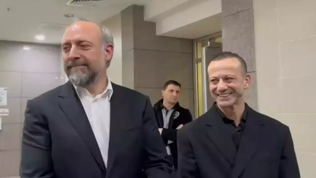 Oyuncu Halit Ergenç ile Rıza Kocaoğlu, menajer Ayşe Barım’ın ‘Gezi Parkı’ soruşturması çerçevesinde 'yalan tanıklık' yaptıkları iddiasıyla, 4’er yıla kadar hapis cezası talebiyle yargılanmak üzere Çağlayan'da bulunan adliye binasına geldi.