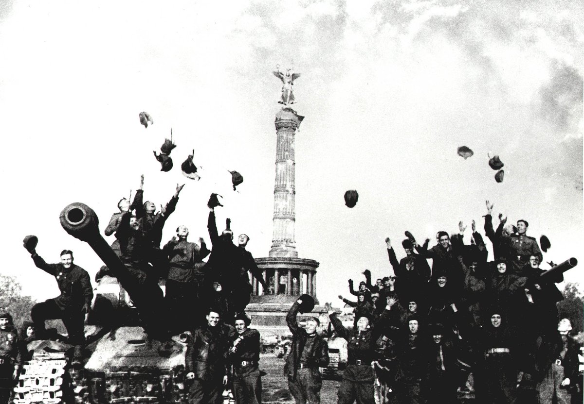 Dia d'Europa: no oblidem per què. 
Esta foto. 
El final d'una guerra. 
El final del nazisme. 
Lliçons per a hui.