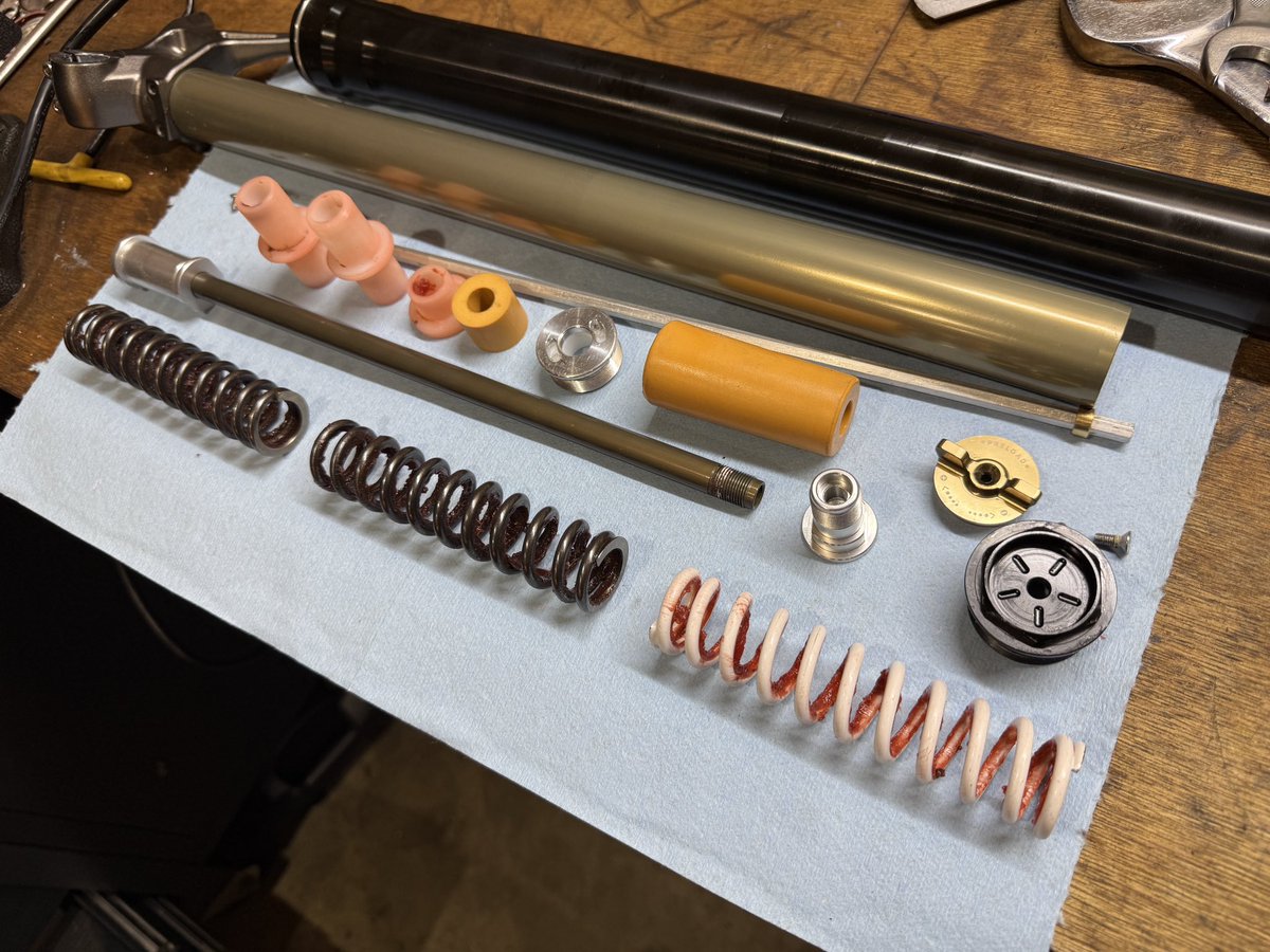 jonit_211's tweet image. もう何セット目かわからない位オーダー頂いてますサーロンライトビーのフロントフォークモディファイ

ありがたい事に大好評✌🏽

初期はふんわりで奥で踏ん張る乗りやすさアップな仕様です

KKEとdnmどちらもモデファイ可能です🉑
ご興味ある方はぜし！

#surron