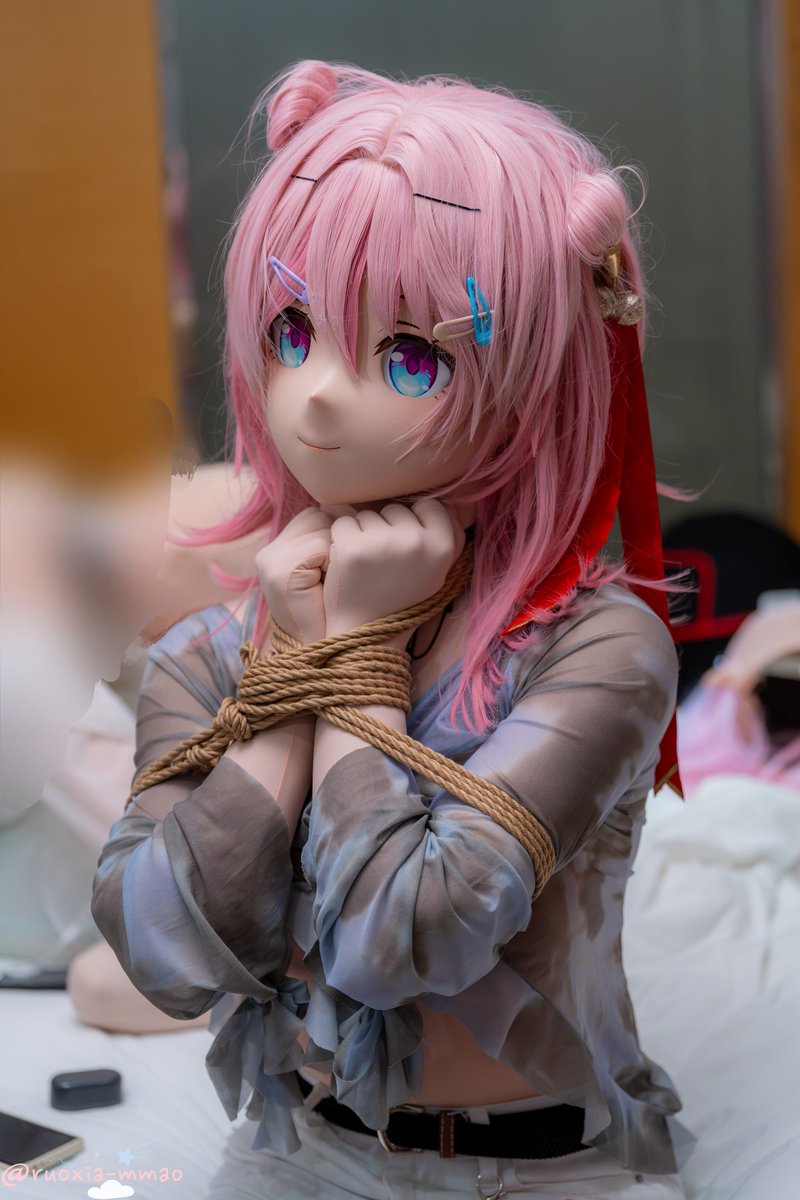 “嗯？”
📷：<a href="/ruoxia_mmao/">若霞_mmao</a> 
🪢：<a href="/azreal0202/">Azreal</a>
#kigurumi #三月なのか #崩壊スターレイル #捆绑