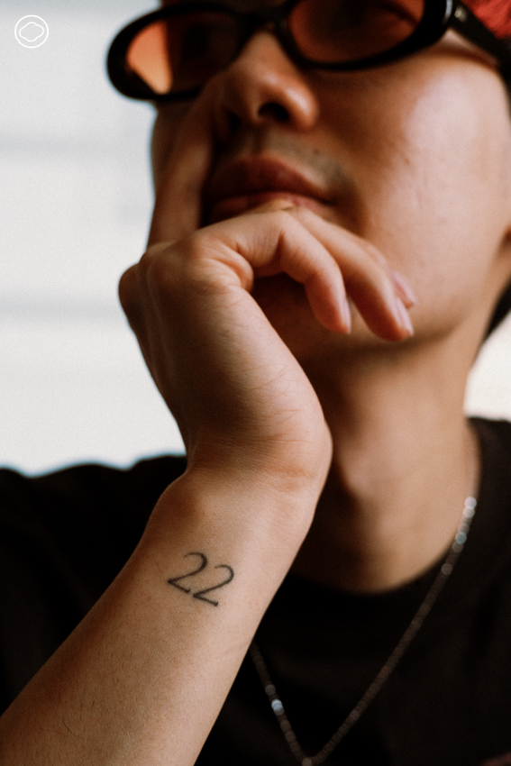 <a href="/JamesAlyn_/">JAMESALYN</a> “เราฟังเพลงเพื่อรู้สึก ไม่ใช่เพื่อเข้าใจทุกถ้อยคำ” เขาบอกแบบนั้น พร้อมยกท่อนหนึ่งจากเพลง Go Higher ที่เขาแต่งไว้ว่า:

We can swim in an ocean of rainbows and trees.
Nothing here makes sense but you and me.

“ถ้าฟังแล้วรู้สึกก็พอ ไม่ต้องเมกเซนส์ 100%”