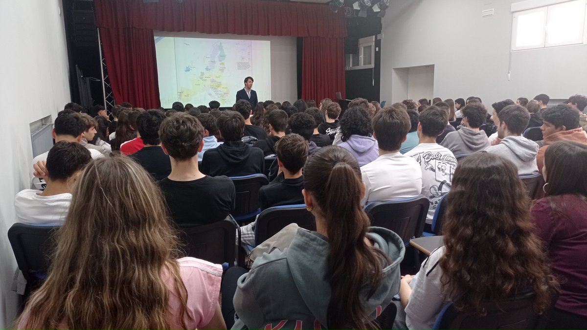 Celebramos este #9demayo con diversos actos, como conferencias impartidas por <a href="/gabrimarti/">GABRIEL MARTIN</a>  de <a href="/MadridEuropa/">Europa▪️Comunidad de Madrid</a> y profesor de <a href="/urjc/">URJC</a>. Más info: iesprincipefelipe.net/post/9-de-mayo…  Porque sus valores nos representan a todos: democracia, libertad... ¡Feliz #DíadeEuropa! <a href="/sepiegob/">SEPIE</a> #ErasmusPlus