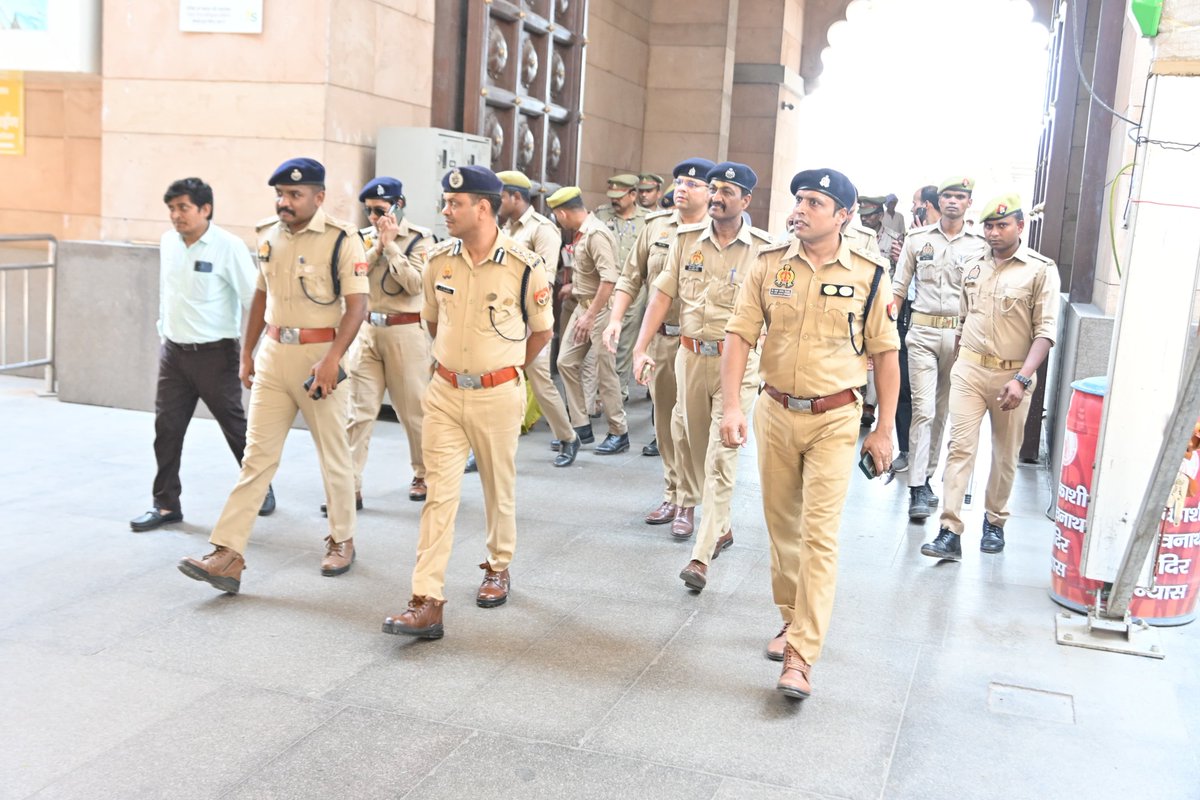 Addl. C.P. Law & Order VNS (@addllaw) on Twitter photo <a href="/AddlLaw/">Addl. C.P. Law & Order VNS</a> द्वारा वर्तमान समय की संवदेनशीलता के दृष्टिगत मैदागिन चौराहा से चौक होते हुए श्रीकाशी विश्वनाथ मन्दिर परिसर में प्रवेश कर समस्त प्रवेश द्वार/निकास द्वार/चेकिंग प्वाइंट एवं गंगा घाट का डॉग स्क्वाड, ए0एस0चेक टीम एवं पुलिस बल के साथ पैदल गश्त करते हुए निरीक्षण किया गया। <a href="/AddlLaw/">Addl. C.P. Law & Order VNS</a> द्वारा वर्तमान समय की संवदेनशीलता के दृष्टिगत मैदागिन चौराहा से चौक होते हुए श्रीकाशी विश्वनाथ मन्दिर परिसर में प्रवेश कर समस्त प्रवेश द्वार/निकास द्वार/चेकिंग प्वाइंट एवं गंगा घाट का डॉग स्क्वाड, ए0एस0चेक टीम एवं पुलिस बल के साथ पैदल गश्त करते हुए निरीक्षण किया गया।