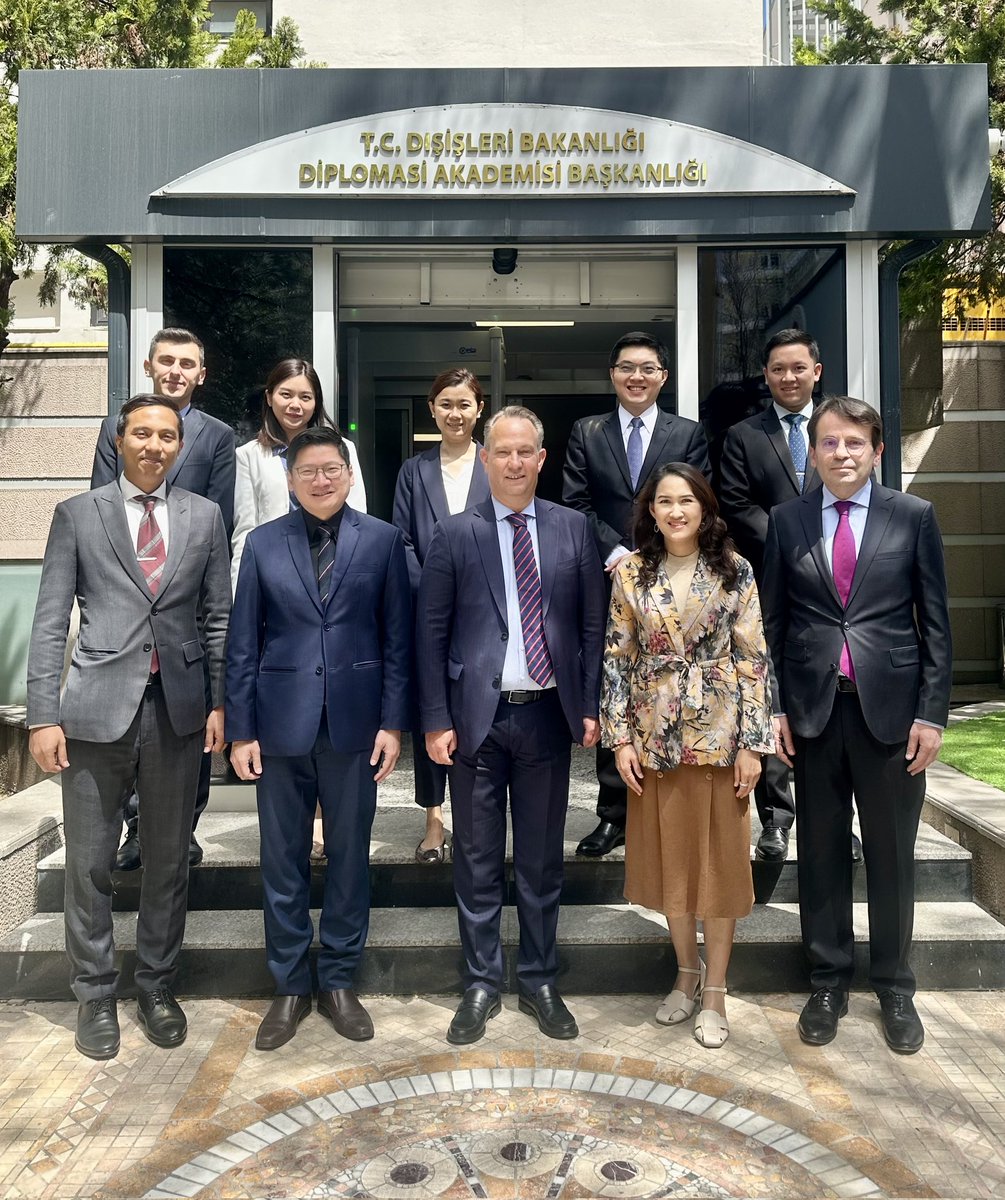 Taylandlı diplomatlar için Akademimizde 5-9 Mayıs 2025 tarihlerinde düzenlenen mesleki eğitim programı, sertifika töreniyle bugün tamamlanmıştır.